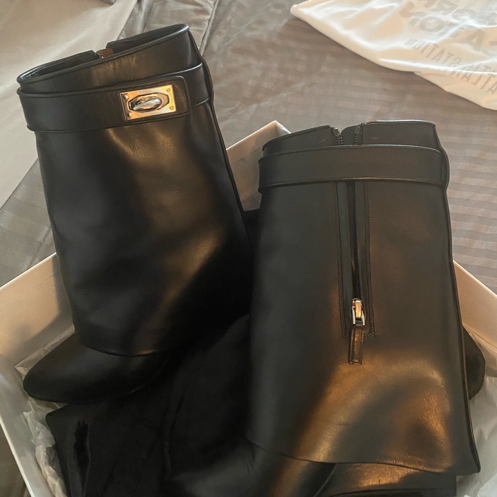 Givenchy shark lock short boot